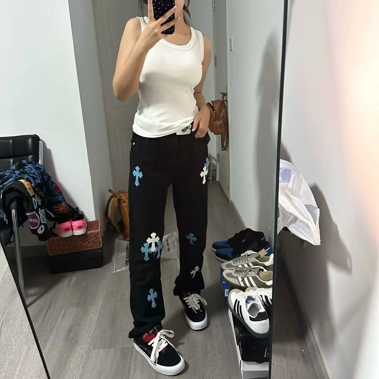 P220 Chrome Hearts Chengdu Limited New City Limited Jeans Chrome Hearts City Limited Jeans Hardware Customization Original Development Vintage Levis American 501 Black Gray Base Version Levis American 501 Base Version Imported Sheepskin 925 Silver Remake [Top heavy industry fashion design] Consistently high-street luxury style. Speaking of this style, the Zangyin family and GU family are definitely the leading representative brands. Especially the Zangyin family has really achieved a state-of-the-art effect in creating high-street style. The unique washed material is used to create this style. The color system is already quite eye-catching. After it is decorated with patchwork cross flowers, it cleverly highlights the charm of the brand. Secondly, this style uses classic The high-waist cutting design highlights the long legs and fashionable temperament of the upper body. The brand is highly recognizable and the slim fit configuration is more suitable for daily wear. It is a product that interprets personality, fashion, and specifications at a glance. This single product is enough to make any fan excited. It can be a white T-shirt for a youthful college style, or a tight suspender for a royal style. It has strong matching ability and can be easily controlled by men.  [Materials and craftsmanship] Needless to say, this point goes without saying. As an excellent craftsman brand, Zangyin’s requirements for details and craftsmanship are really perfect. The washed color of this model has gone through so many processes, not to mention the embellishment of denim appliques. It is also purely hand-made and sewn. Just like what they believe in, only hand-made things have soul and have the meaning of wear. A top-notch heavy-duty fashionable denim item, I look forward to your perfect interpretation! ! Color: black and blue size: 28 30 32 34 36
